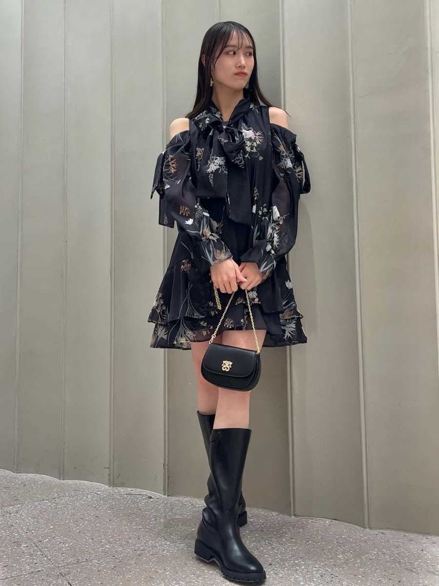 ホワイト系のテーラードジャケット、ブルー系のワンピース、ブラック系のショルダーバッグを着用したレディースの冬コーディネートの5枚目の写真