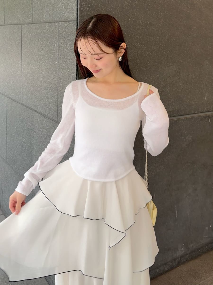 ホワイト系のワンピース、ブラック系のパンプス、イエロー系のショルダーバッグを着用したレディースの冬コーディネートの4枚目の写真