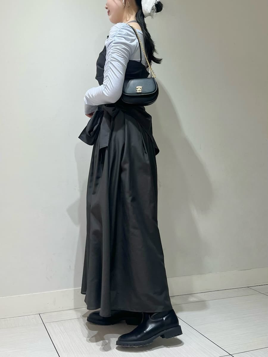 グレー系のワンピース、ブルー系のTシャツ/カットソー、ブラック系のショルダーバッグを着用したレディースの春コーディネートの2枚目の写真