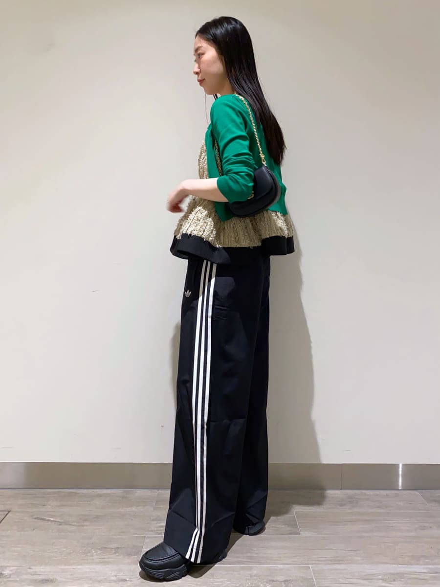 ベージュ系のその他トップス、グリーン系のカーディガン/ボレロ、ブラック系のその他パンツを着用したレディースの春コーディネートの3枚目の写真