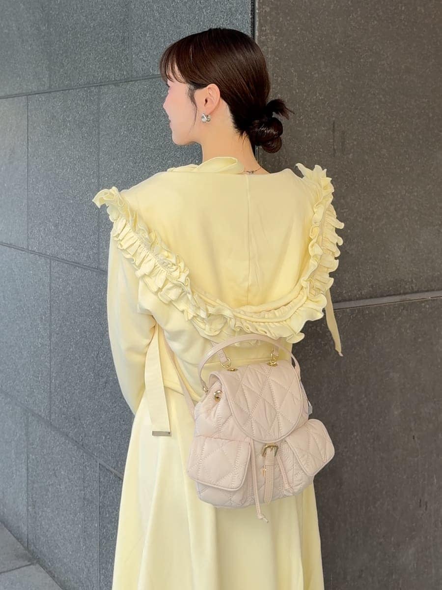 その他のサンダル、イエロー系のワンピース、イエロー系のパーカーを着用したレディースの夏コーディネートの9枚目の写真
