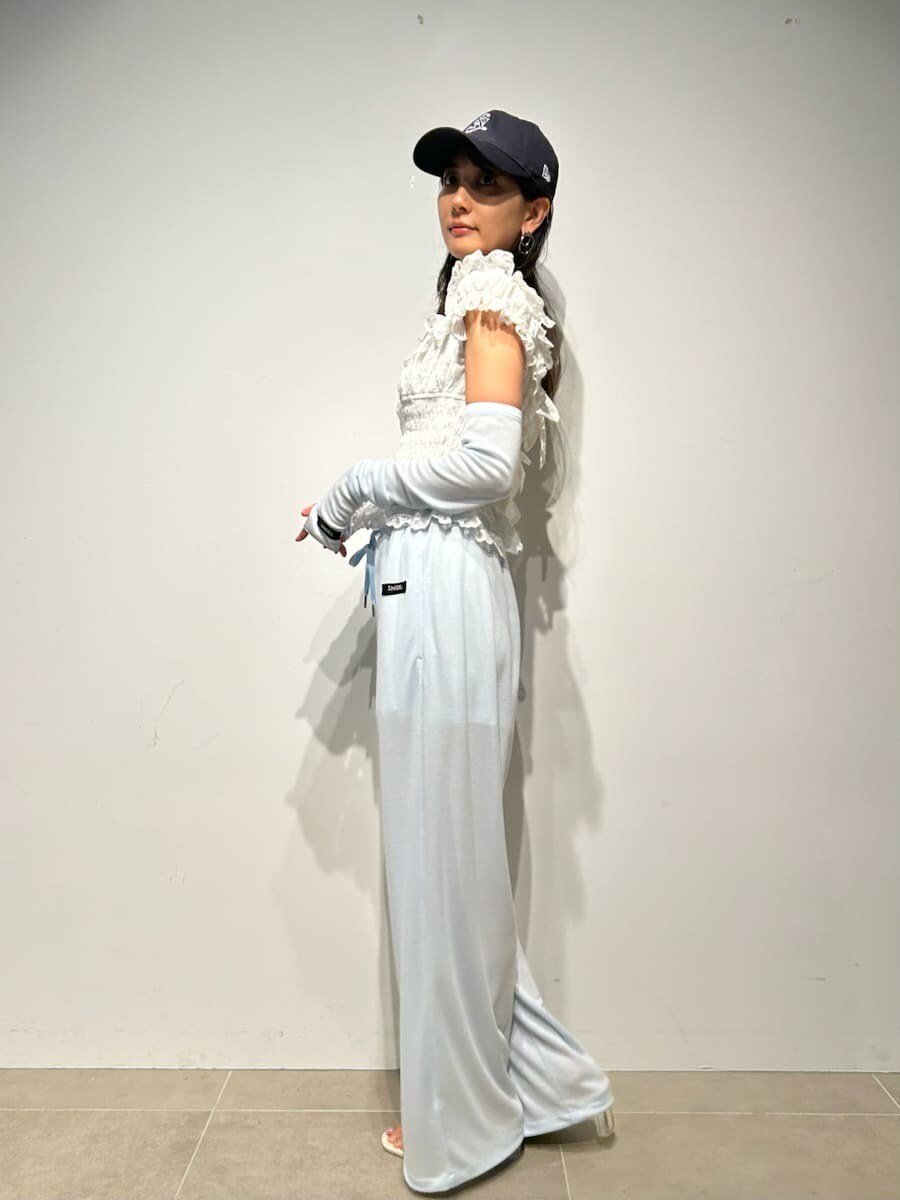 ホワイト系のシャツ/ブラウス、ブルー系のキャップを着用したレディースの冬コーディネートの4枚目の写真