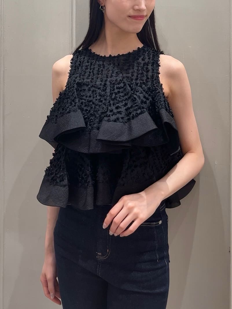 ブルー系のその他パンツ、ブラック系のシャツ/ブラウス、ホワイト系のハンドバッグを着用したレディースの春コーディネートの2枚目の写真