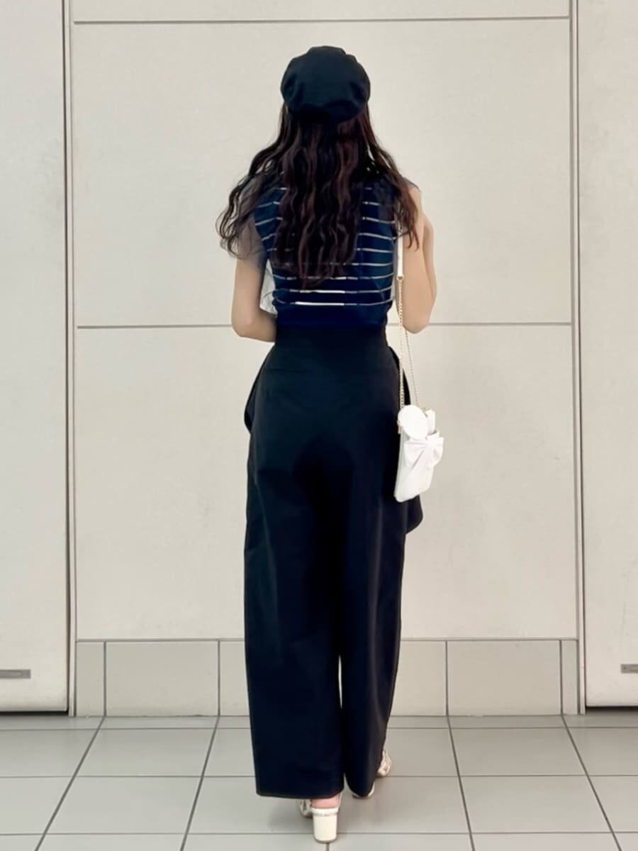 ブラック系のその他パンツ、その他のニット/セーター、ホワイト系のショルダーバッグを着用したレディースの春コーディネートの3枚目の写真