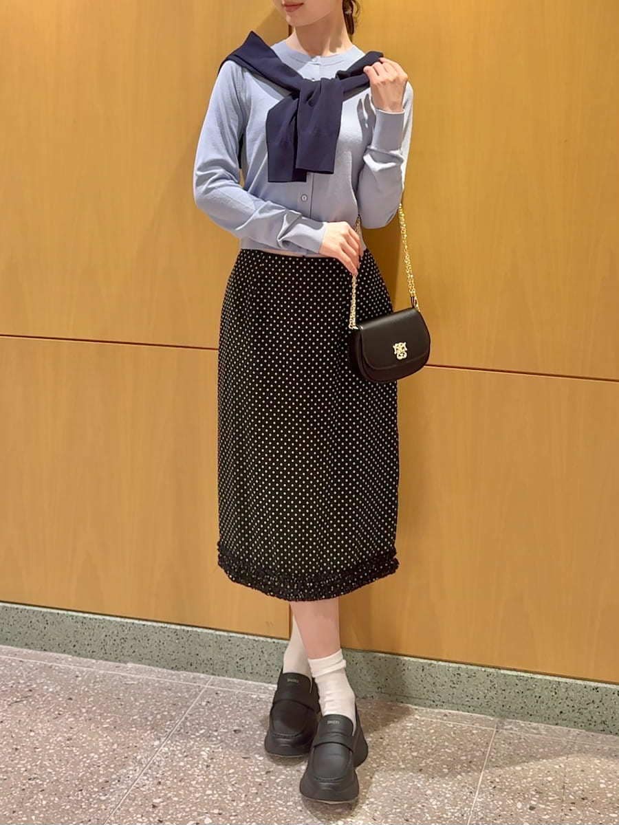 ブラック系のスカート、ブルー系のカーディガン/ボレロ、ブラック系のショルダーバッグを着用したレディースの冬コーディネートの8枚目の写真