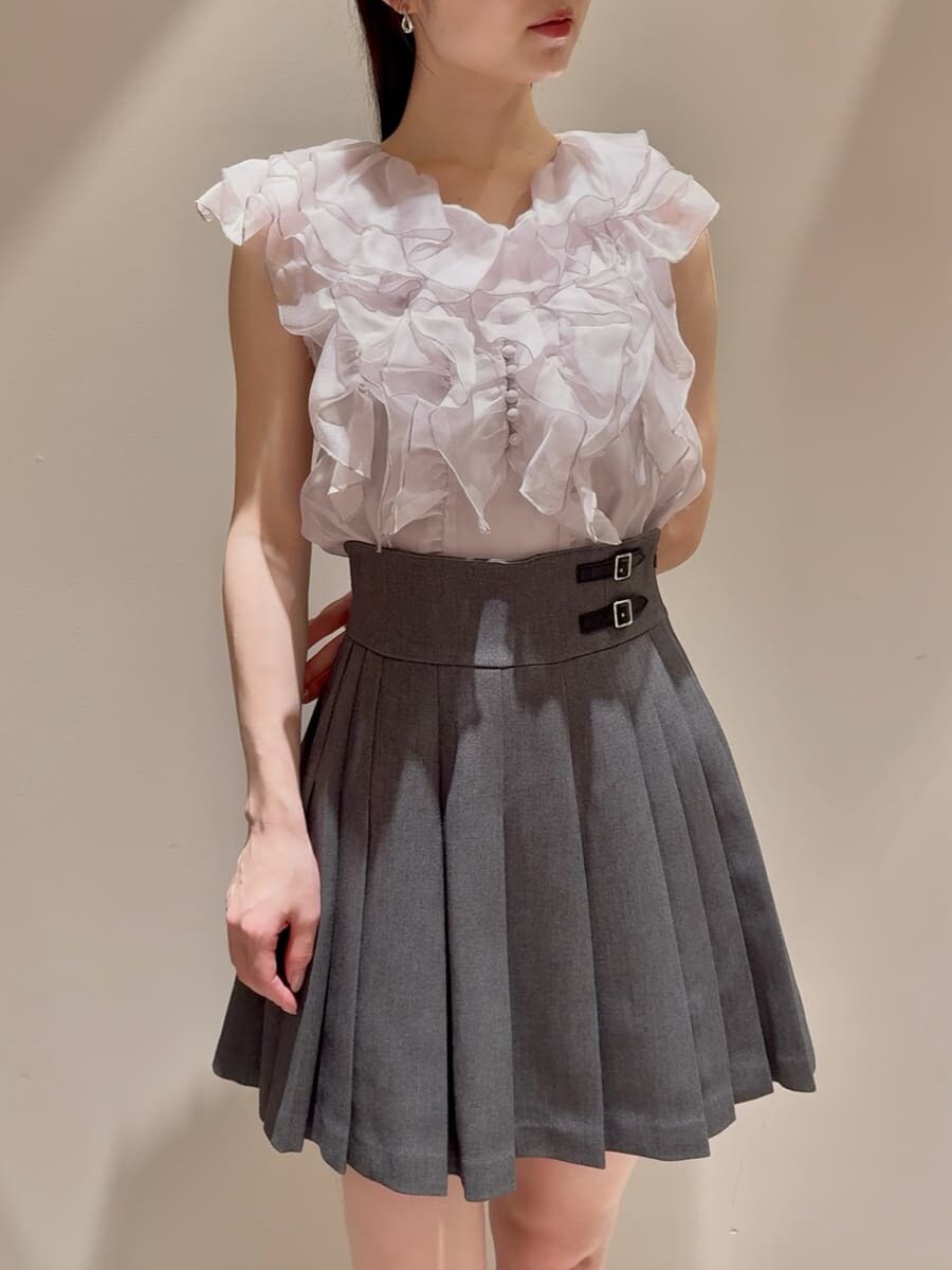 ピンク系のシャツ/ブラウス、グレー系のスカート、ブラック系のボストンバッグを着用したレディースの夏コーディネートの5枚目の写真