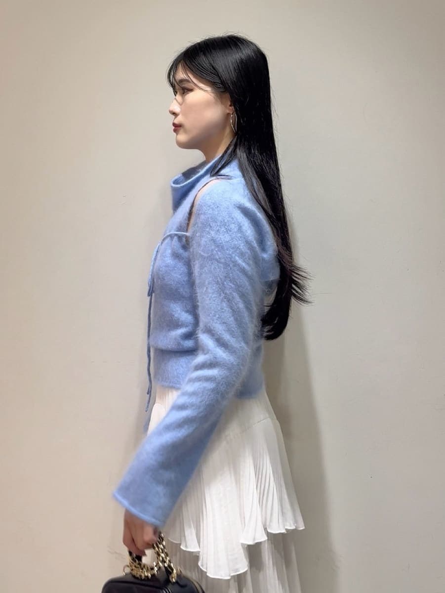ホワイト系のスカート、ブルー系のTシャツ/カットソー、ブルー系のカーディガン/ボレロを着用したレディースの秋コーディネートの4枚目の写真