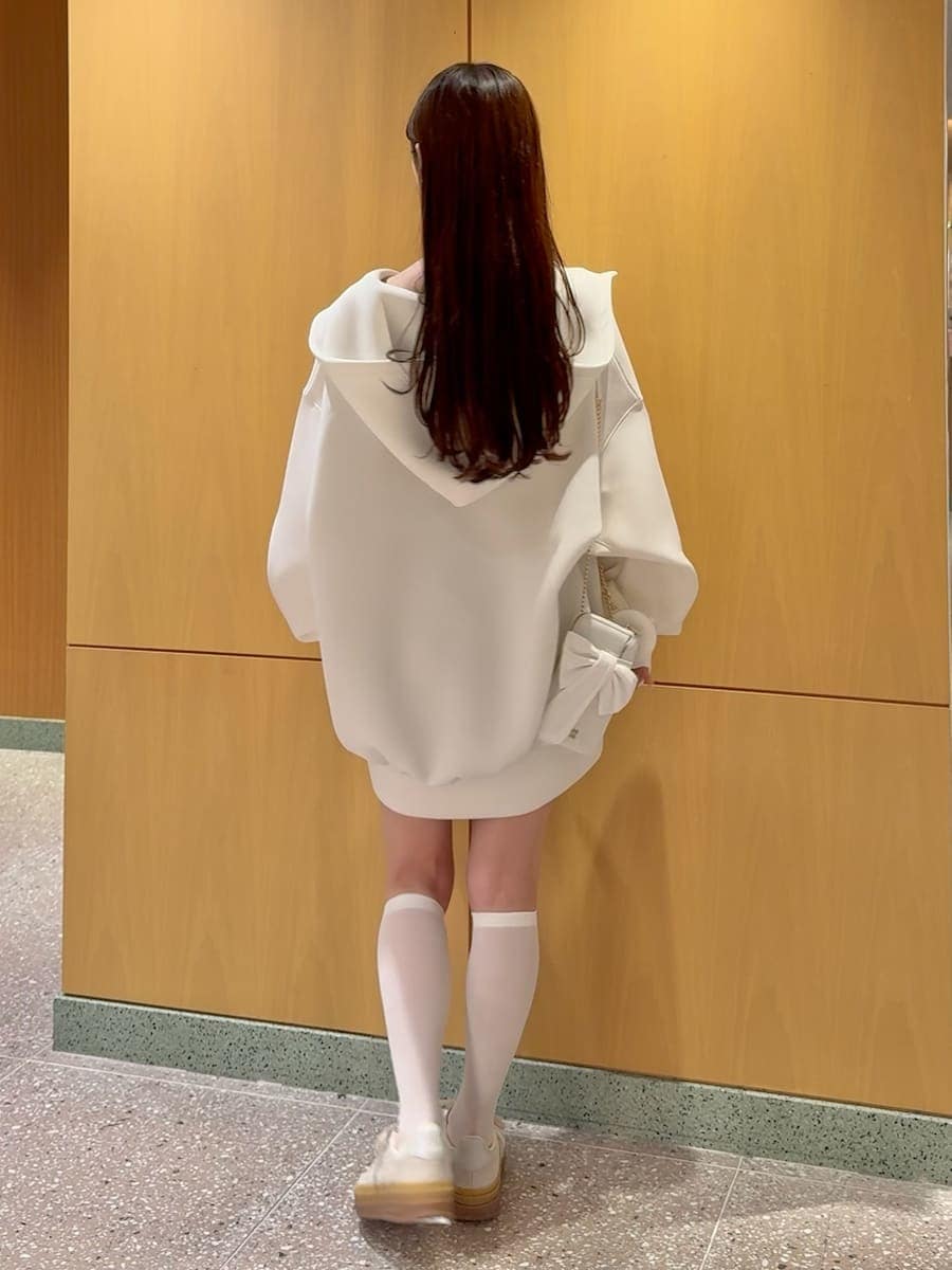 グリーン系のその他パンツ、ホワイト系のショルダーバッグ、その他のスニーカーを着用したレディースの春コーディネートの5枚目の写真