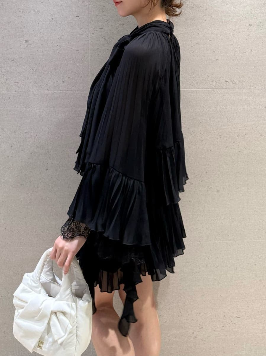 シルバー系のイヤリングを着用したレディースの春コーディネートの4枚目の写真