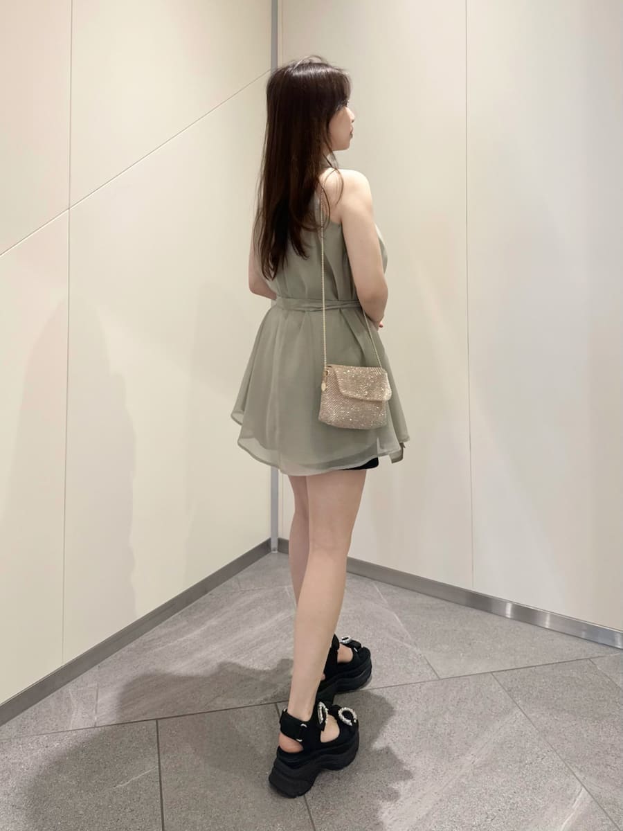 ブラック系のその他パンツ、グリーン系のシャツ/ブラウス、ブラック系のサンダルを着用したレディースの春コーディネートの5枚目の写真