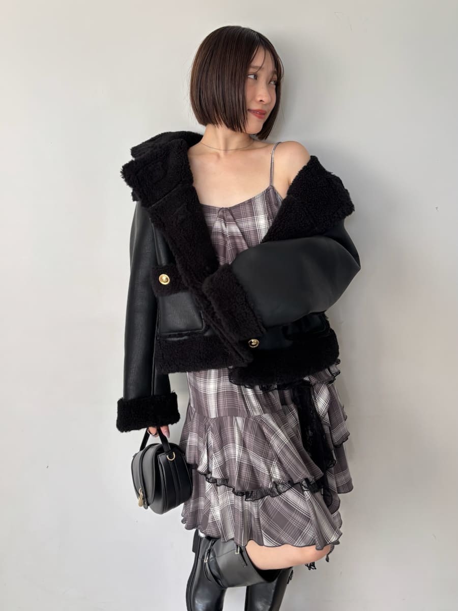 ブラック系のブーツ、ブラック系のハンドバッグ、ブラック系のブルゾンを着用したレディースの秋コーディネートの5枚目の写真