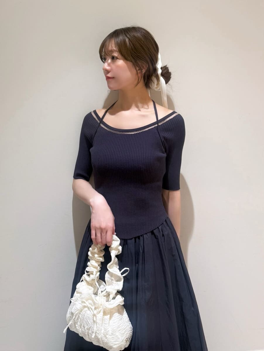 ホワイト系のパンプス、ホワイト系のシュシュを着用したレディースの春コーディネートの3枚目の写真