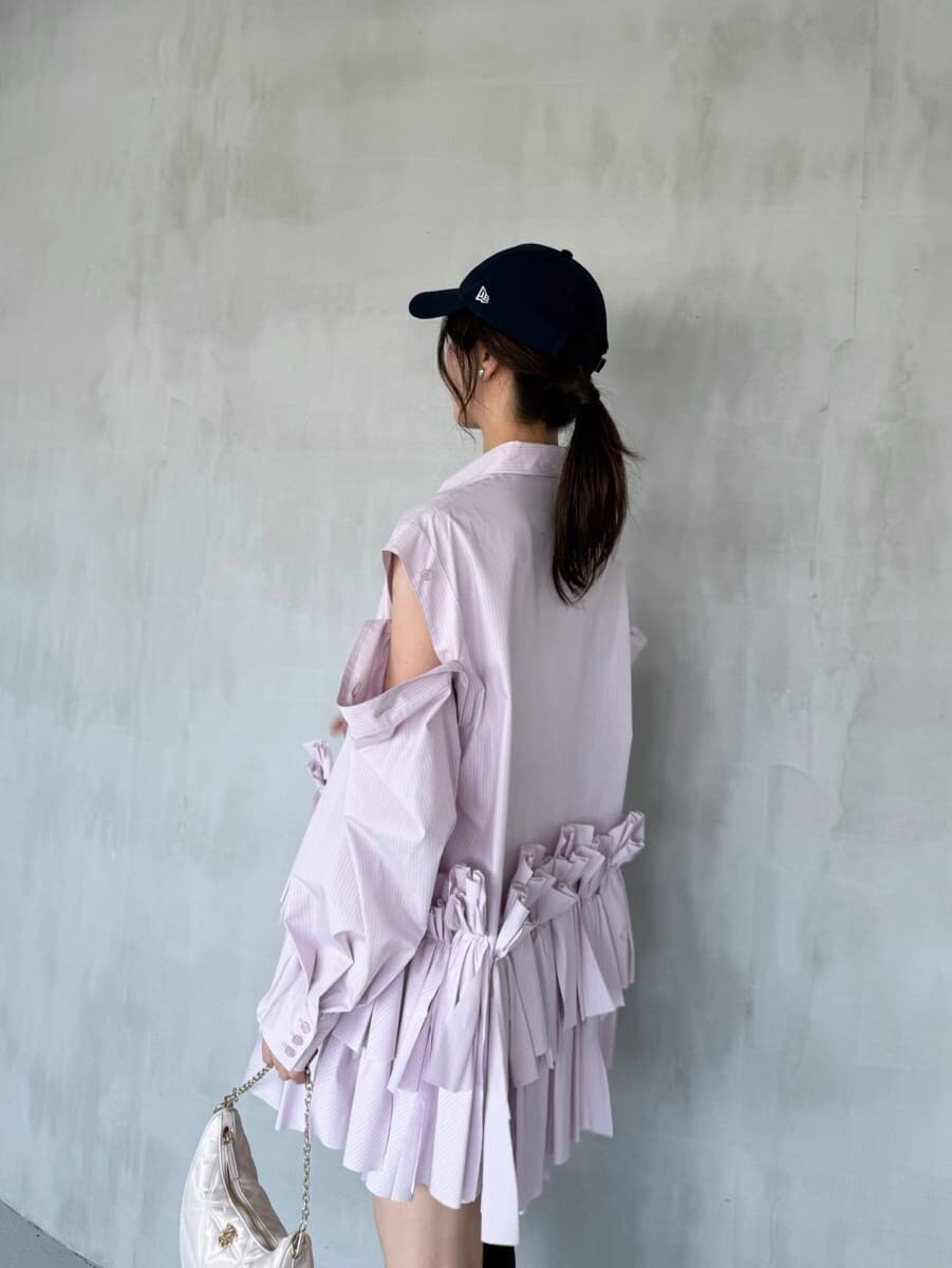 その他のワンピース、ホワイト系のショルダーバッグ、ブルー系のキャップを着用したレディースの秋コーディネートの5枚目の写真