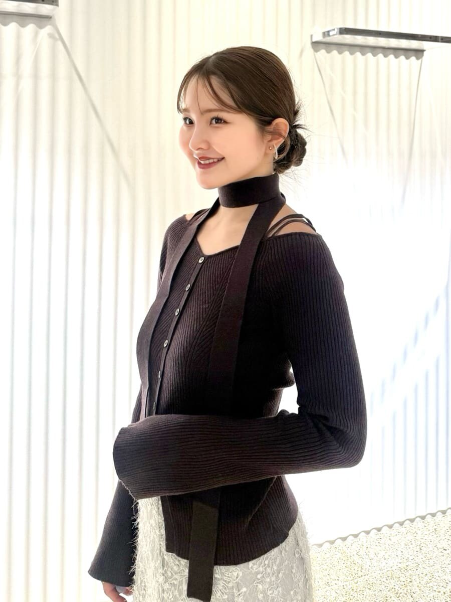 ブラウン系のニット/セーター、グリーン系のスカート、レッド系のブーツを着用したレディースの秋コーディネートの5枚目の写真