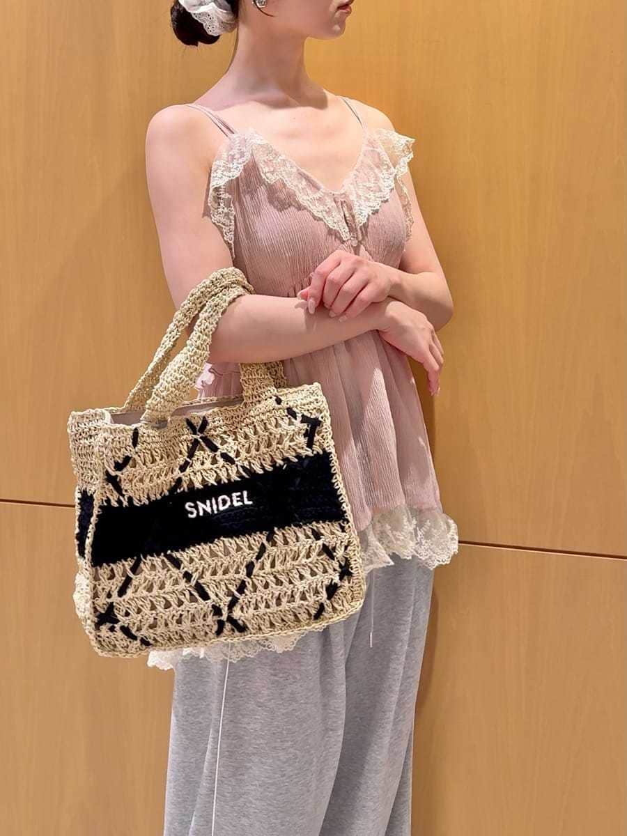 グレー系のその他パンツ、その他のサンダル、ブラック系のトートバッグを着用したレディースの夏コーディネートの6枚目の写真