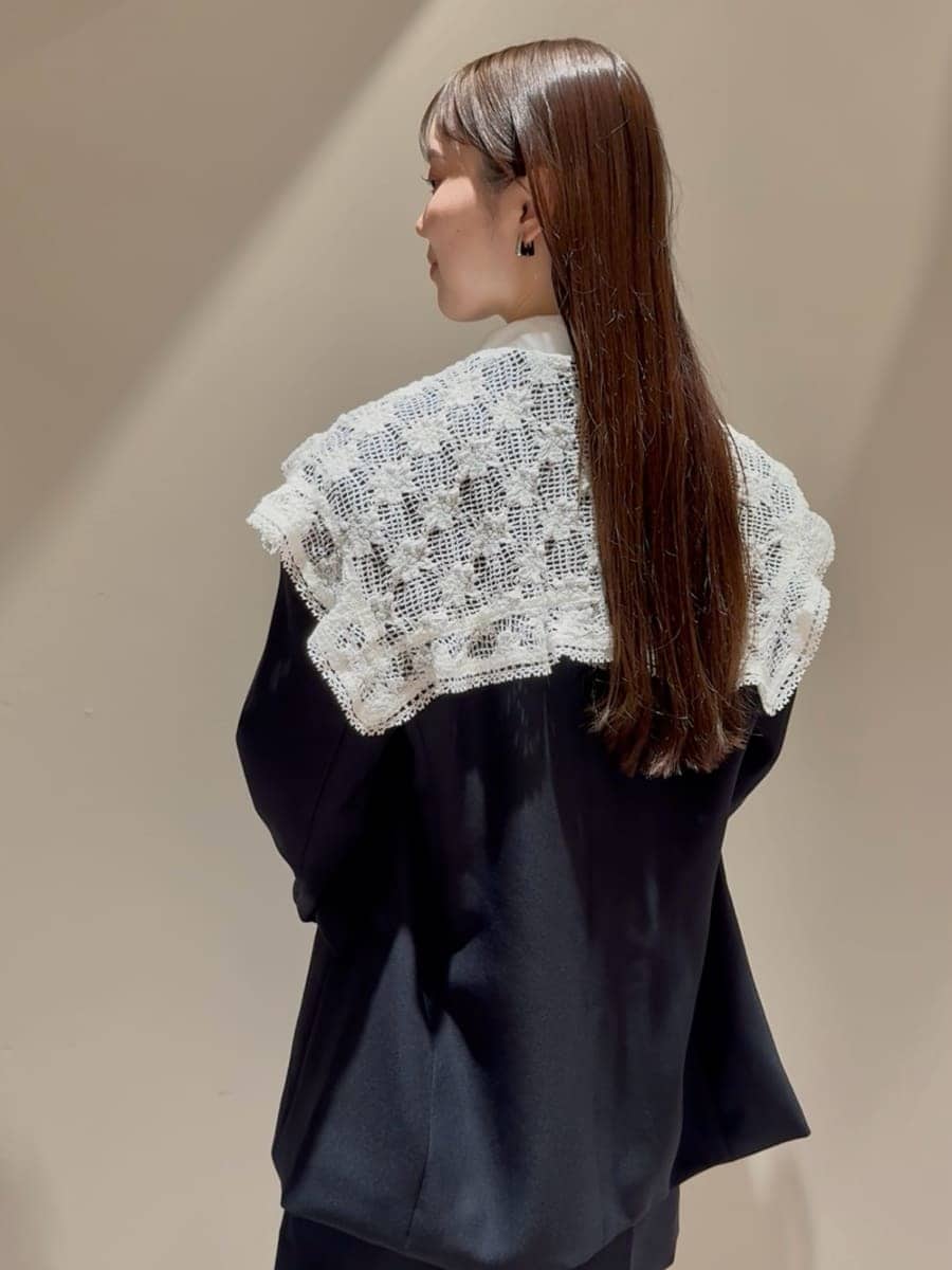 ブルー系のテーラードジャケット、ホワイト系のシャツ/ブラウス、ブルー系のその他パンツを着用したレディースの秋コーディネートの6枚目の写真