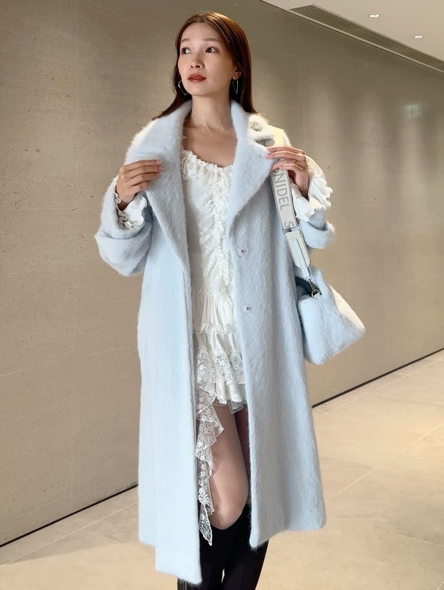 ブルー系のチェスターコート、その他のその他パンツ、ホワイト系のTシャツ/カットソーを着用したレディースの秋コーディネートの8枚目の写真