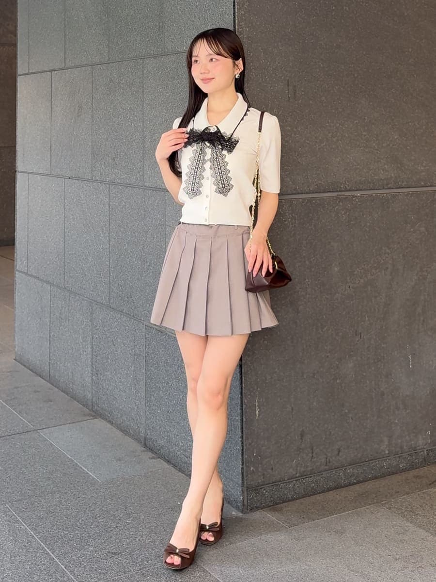 グレー系のその他パンツ、ホワイト系のニット/セーターを着用したレディースの夏コーディネートの2枚目の写真