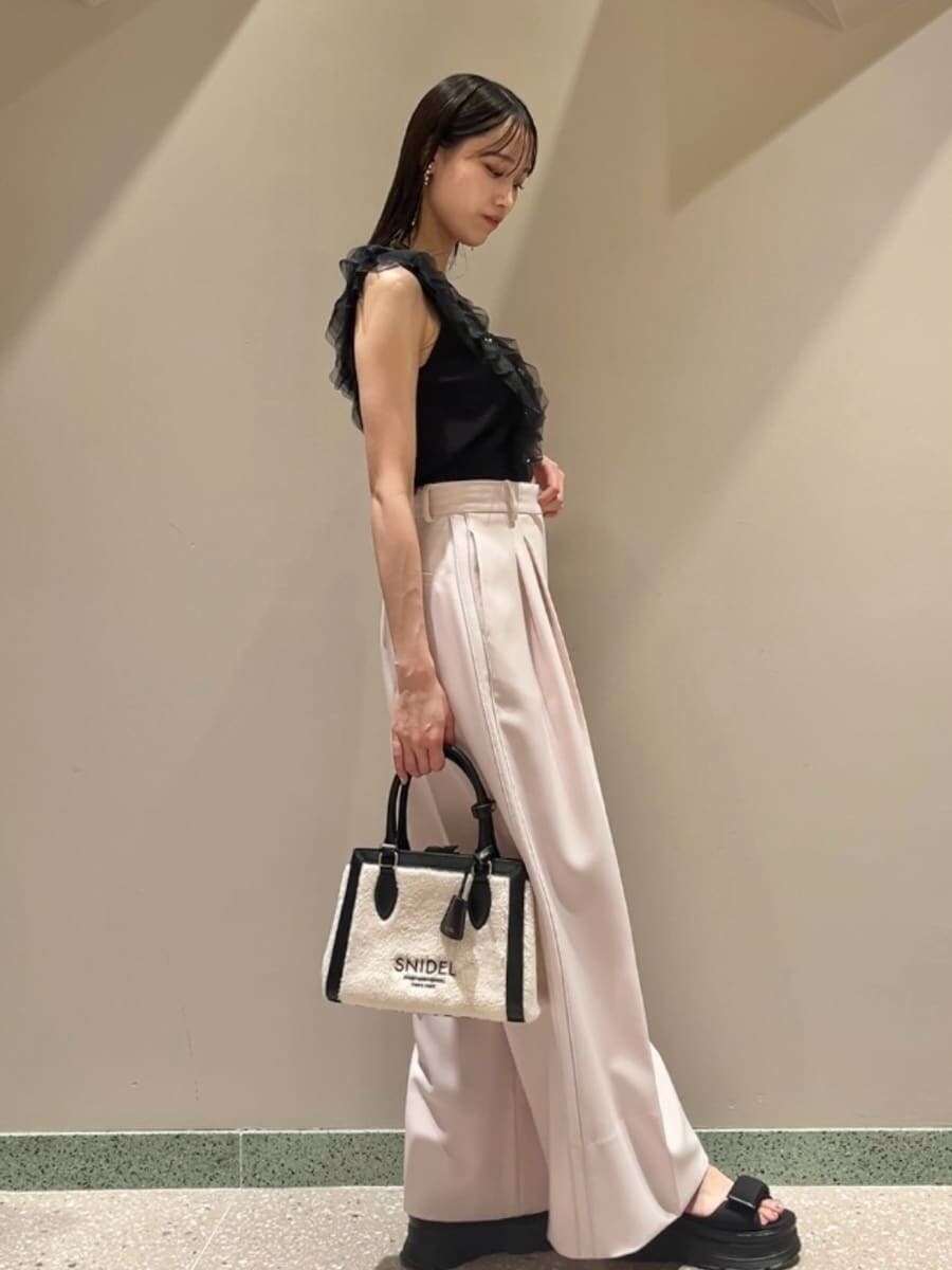 ブラック系のニット/セーター、ピンク系のその他パンツ、ブラック系のハンドバッグを着用したレディースの夏コーディネートの5枚目の写真