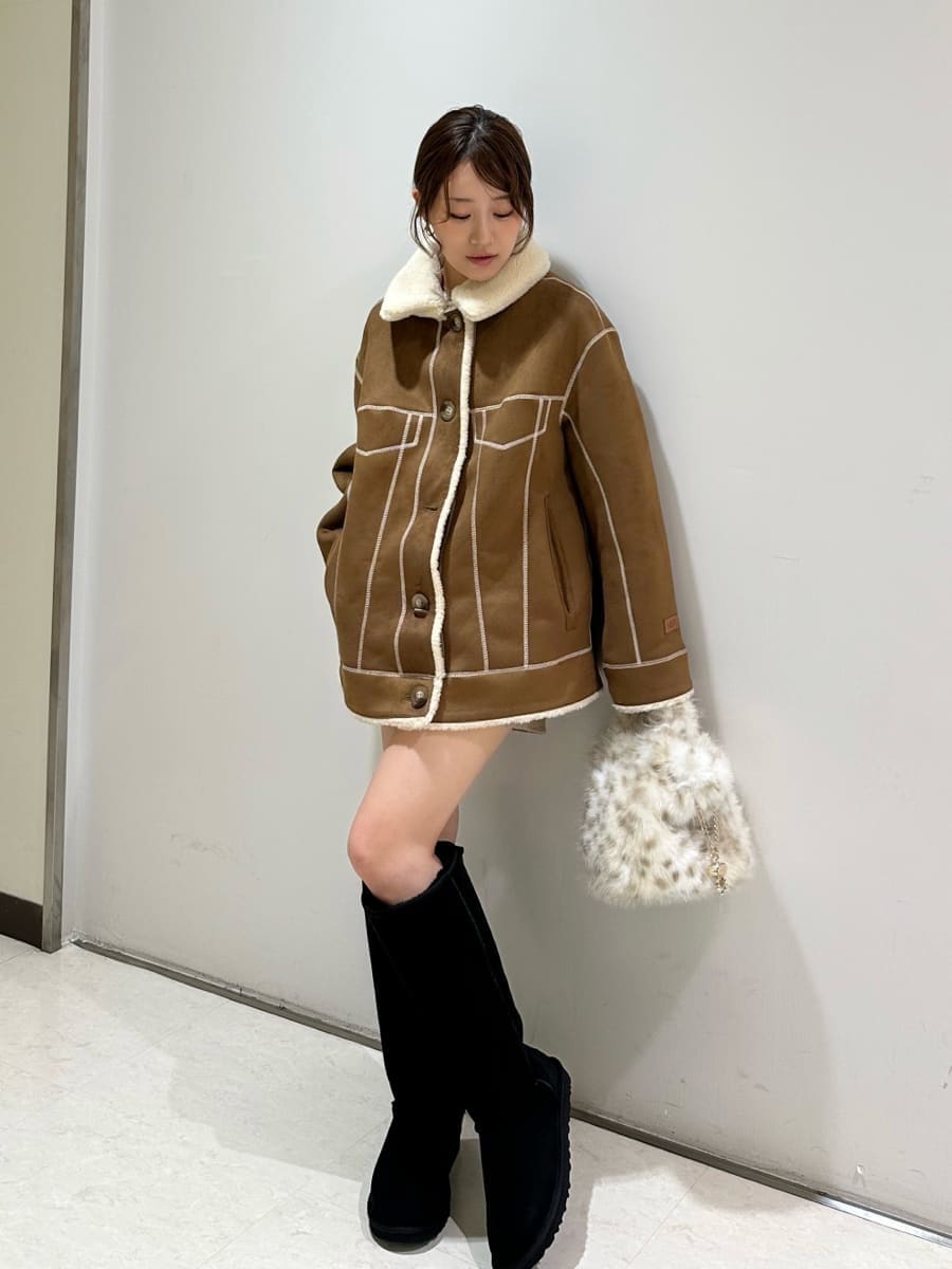 ブラウン系のその他パンツ、その他のショルダーバッグを着用したレディースの秋コーディネートの7枚目の写真