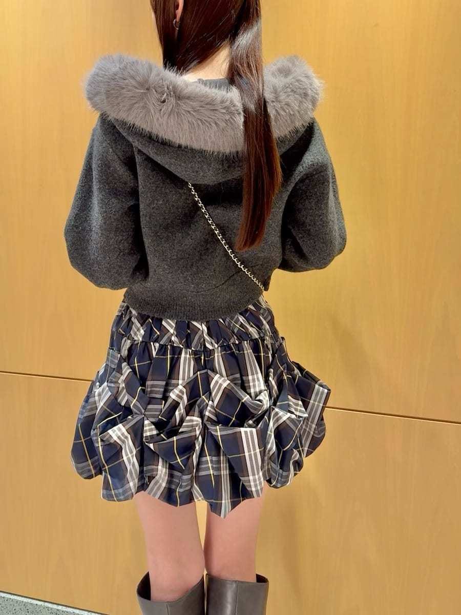 グレー系のブーツ、ブラック系のショルダーバッグ、その他のその他パンツを着用したレディースの秋コーディネートの6枚目の写真