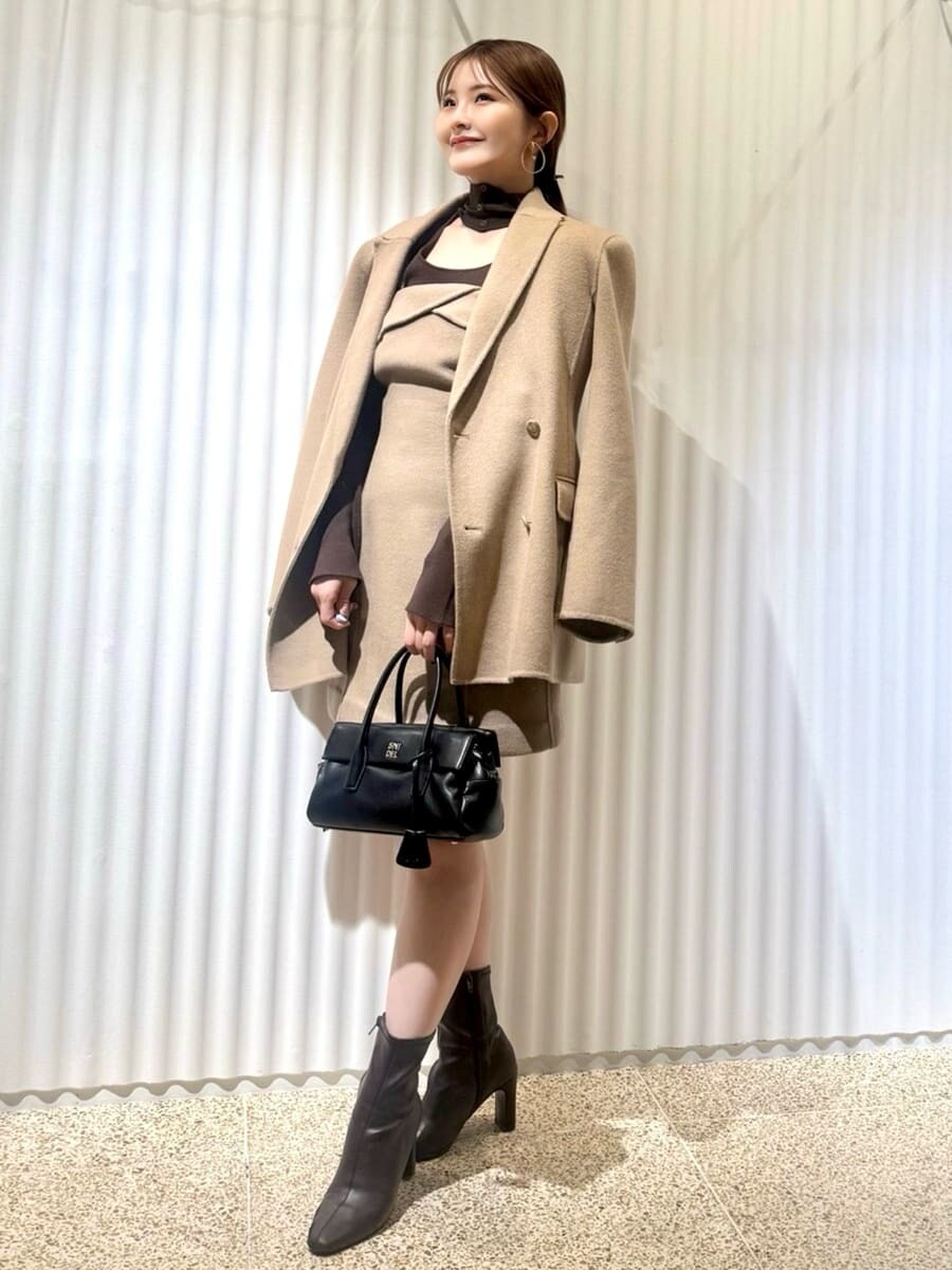 イエロー系のテーラードジャケット、ブラウン系のニット/セーター、イエロー系のワンピースを着用したレディースの秋コーディネートの3枚目の写真