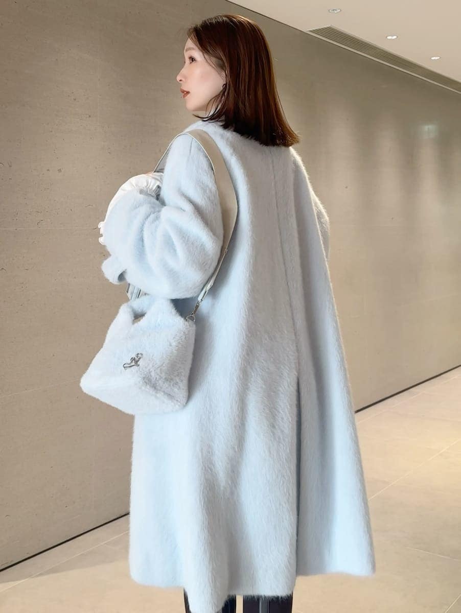 ブルー系のチェスターコート、その他のその他パンツ、ホワイト系のTシャツ/カットソーを着用したレディースの秋コーディネートの3枚目の写真