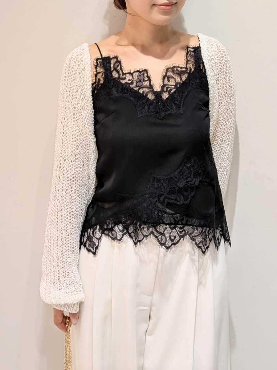 ブラック系のショルダーバッグ、ホワイト系のその他パンツ、ブラック系のキャミソールを着用したレディースの春コーディネートの3枚目の写真