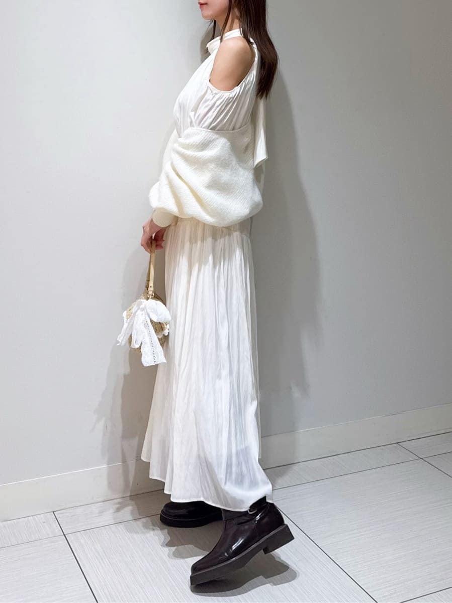 ブラウン系のブーツ、ホワイト系のワンピース、ホワイト系のカーディガン/ボレロを着用したレディースの冬コーディネートの2枚目の写真