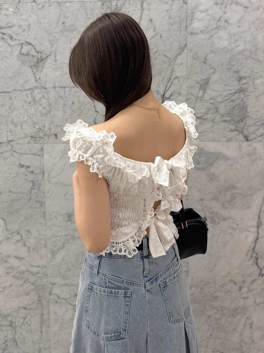 ブルー系のスカート、ホワイト系のシャツ/ブラウス、ブラック系のボストンバッグを着用したレディースの春コーディネートの5枚目の写真