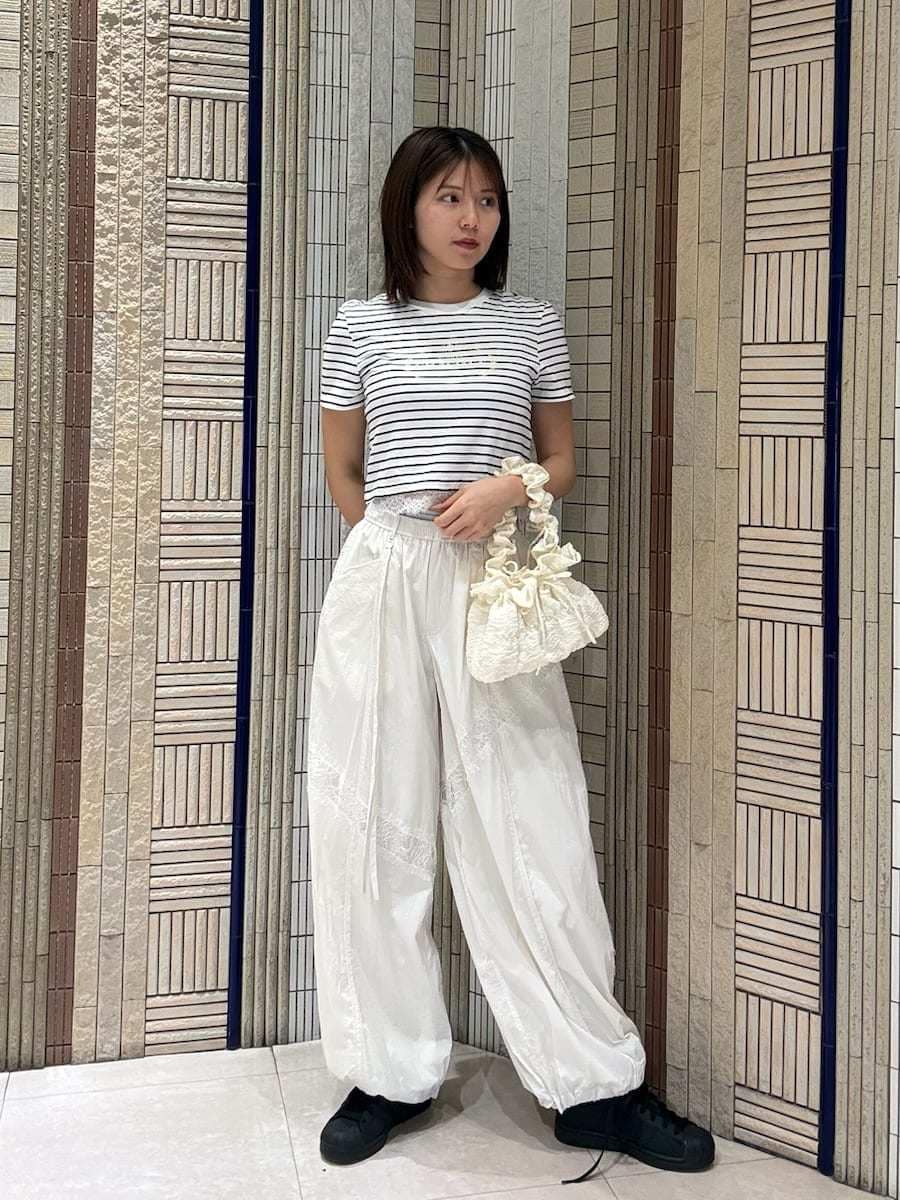 ホワイト系のブルゾン、ホワイト系のその他パンツ、その他のTシャツ/カットソーを着用したレディースの春コーディネートの2枚目の写真