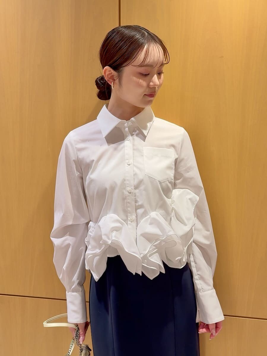 ブルー系のスカート、ホワイト系のシャツ/ブラウス、イエロー系のショルダーバッグを着用したレディースの冬コーディネートの5枚目の写真