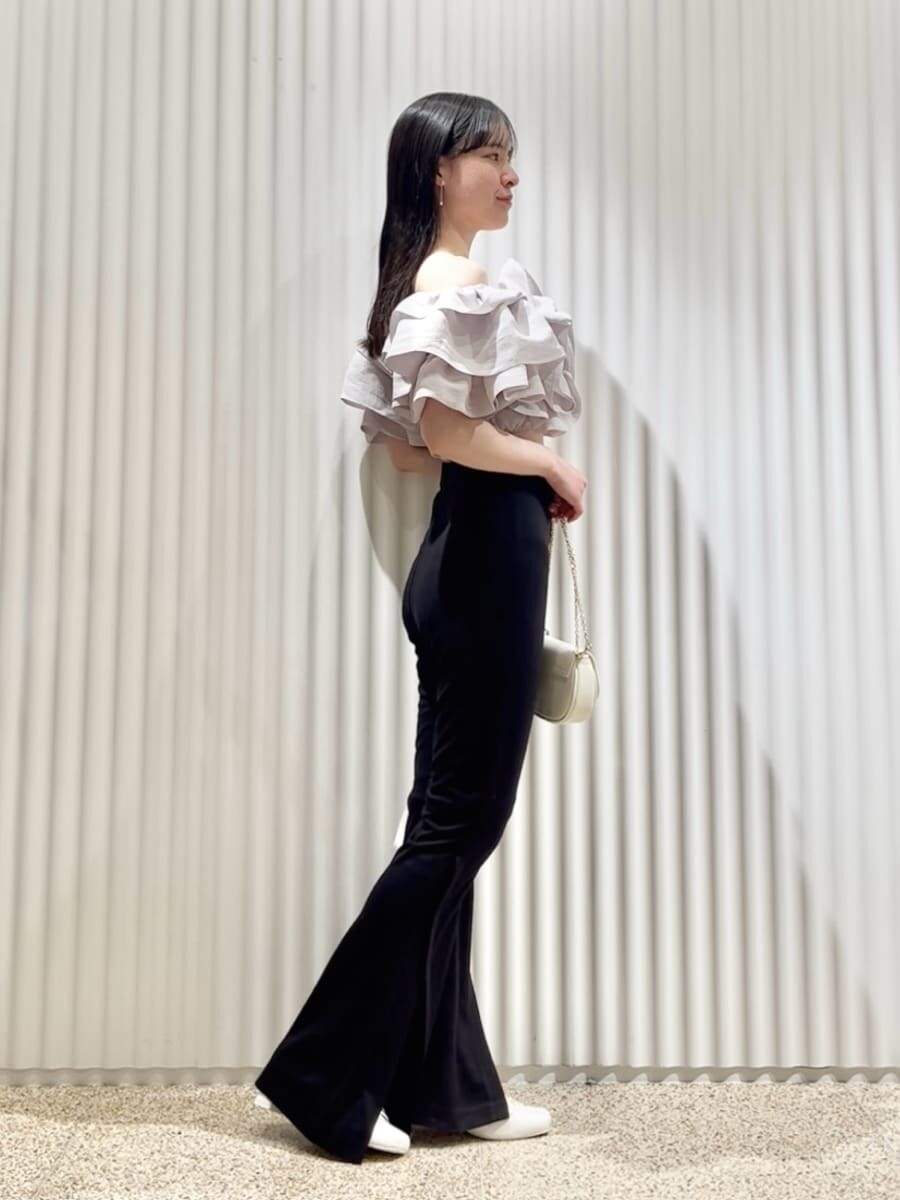 ブラック系のその他パンツ、グレー系のシャツ/ブラウス、ホワイト系のショルダーバッグを着用したレディースの春コーディネートの2枚目の写真