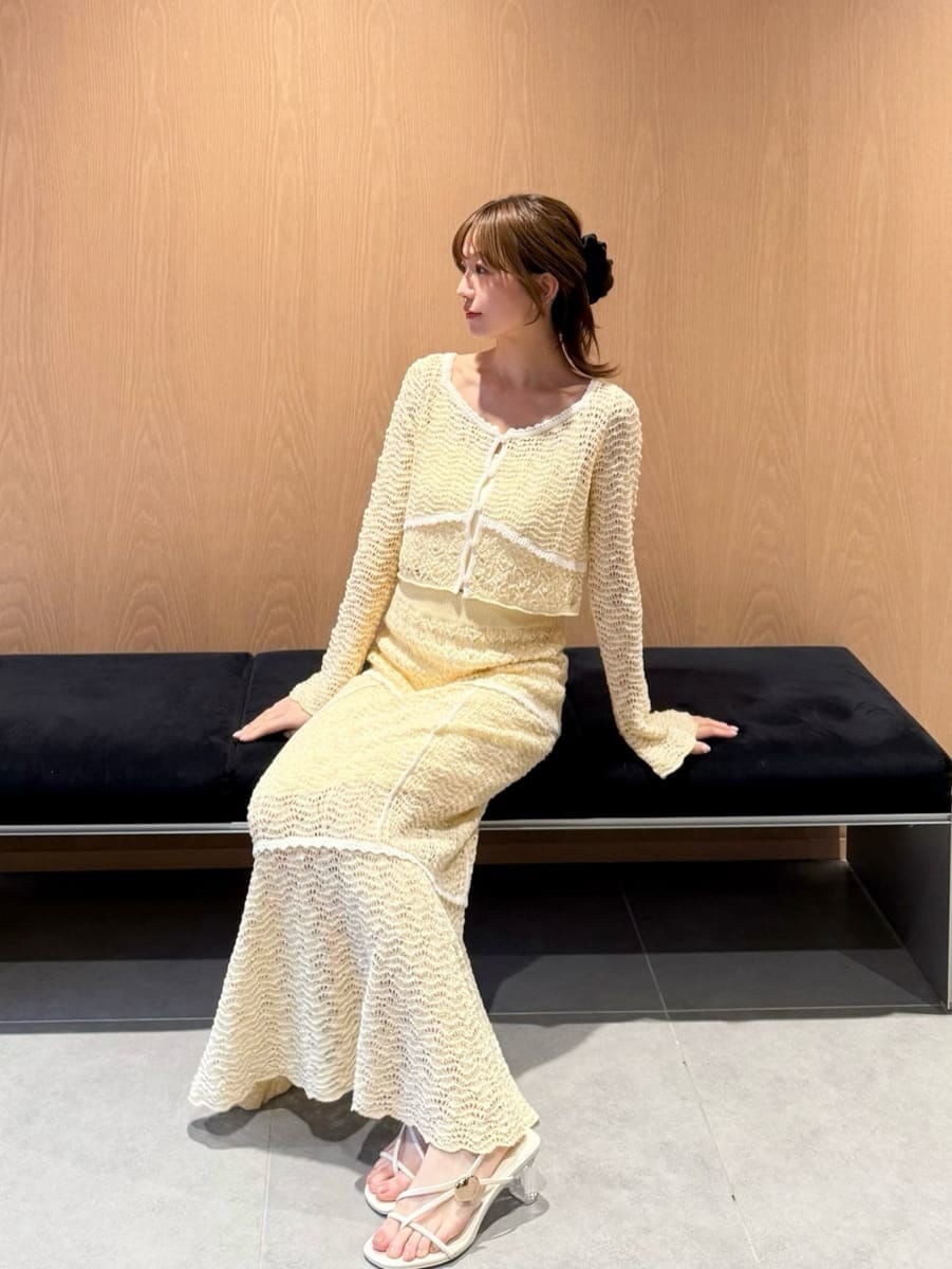 ホワイト系のキャミソール、イエロー系のスカートを着用したレディースの冬コーディネートの5枚目の写真