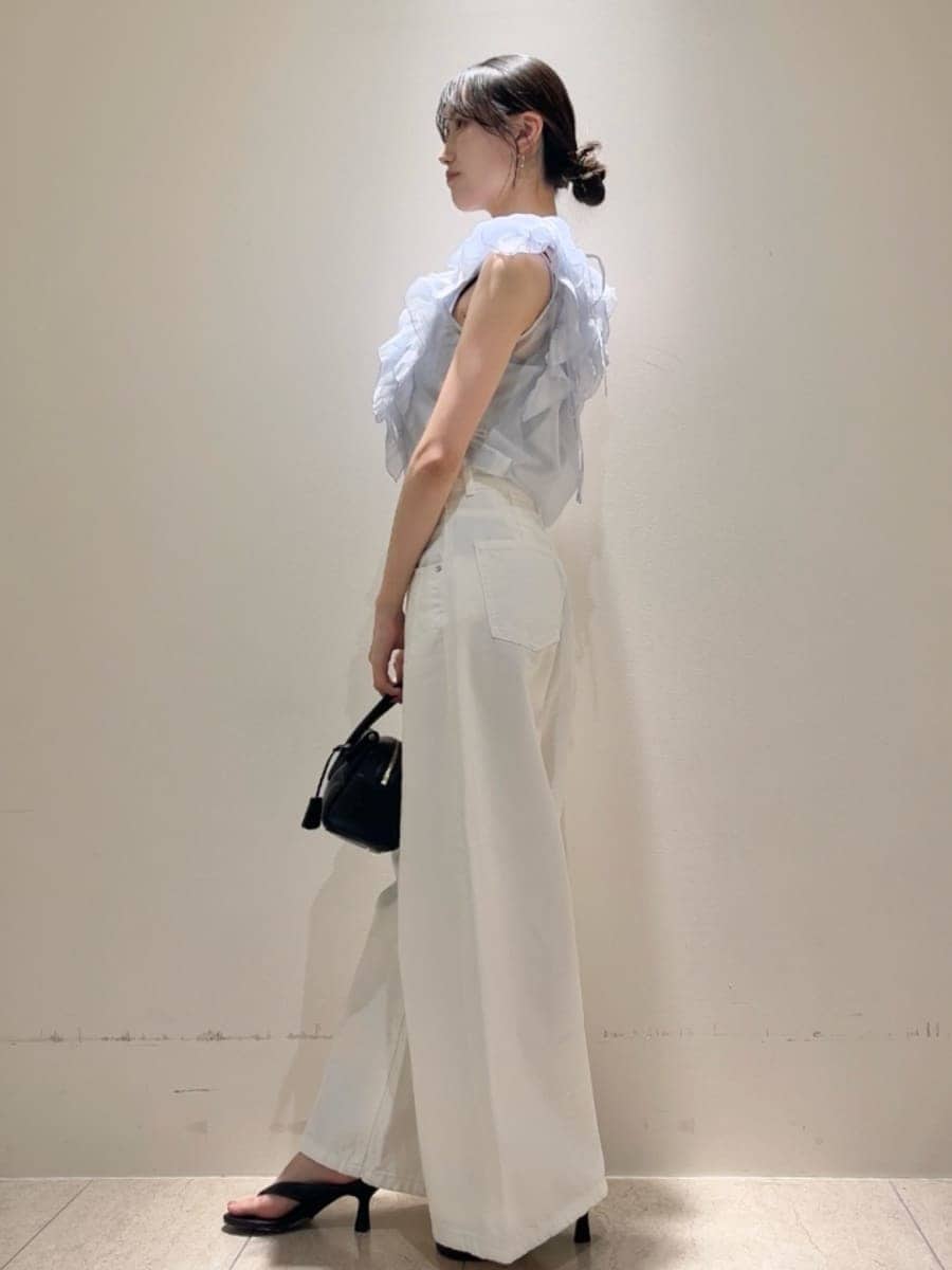 ホワイト系のデニムパンツ、ブラック系のボストンバッグ、ブルー系のシャツ/ブラウスを着用したレディースの夏コーディネートの5枚目の写真
