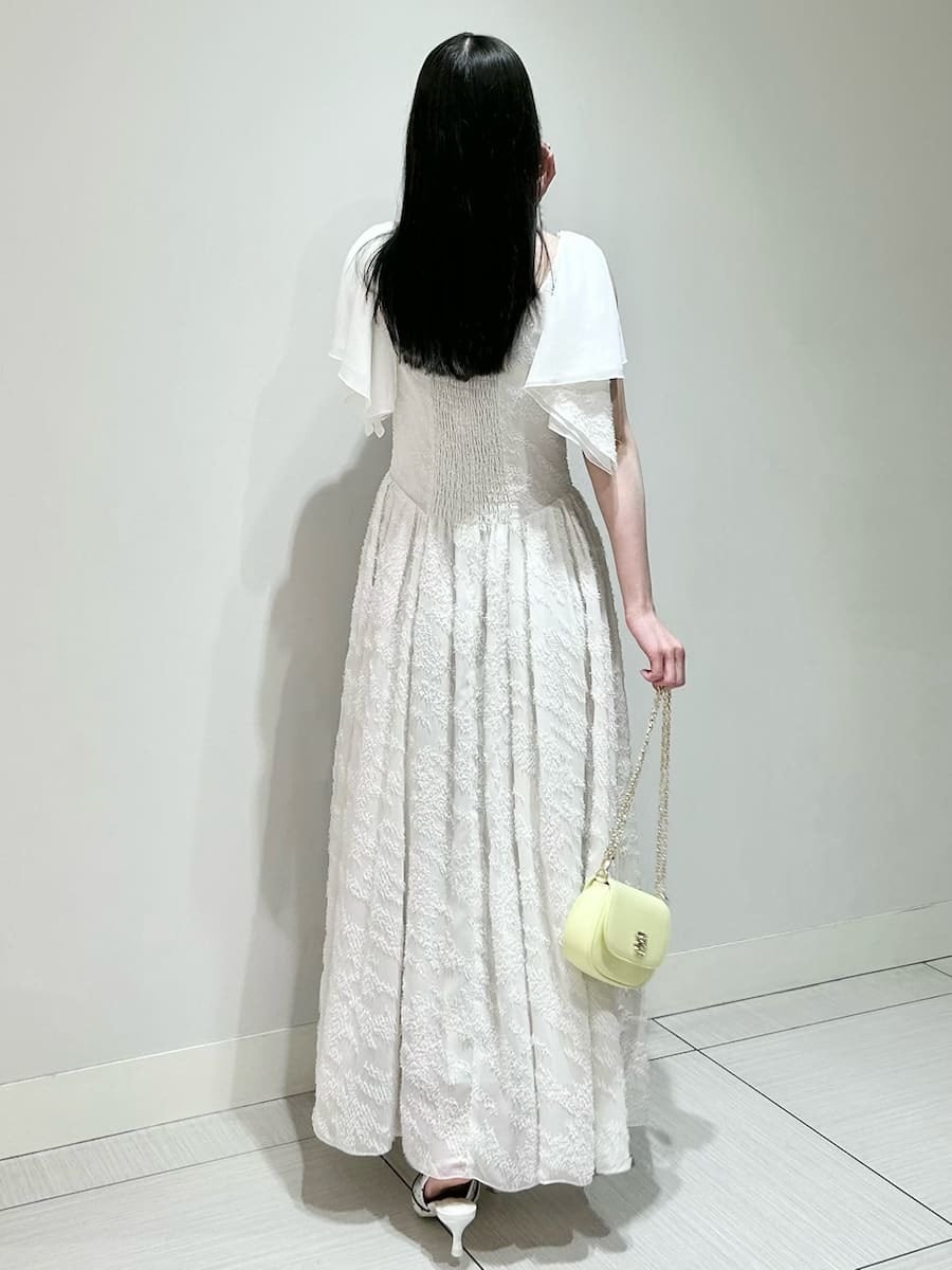 ホワイト系のワンピース、その他のパンプス、イエロー系のショルダーバッグを着用したレディースの春コーディネートの4枚目の写真