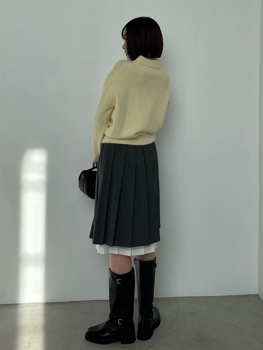 ブラック系のブーツ、ブラック系のハンドバッグ、イエロー系のニット/セーターを着用したレディースの秋コーディネートの5枚目の写真