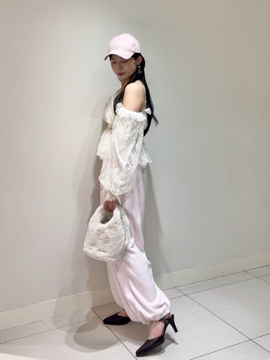 ピンク系のその他パンツ、ホワイト系のシャツ/ブラウス、ブラウン系のパンプスを着用したレディースの秋コーディネートの2枚目の写真