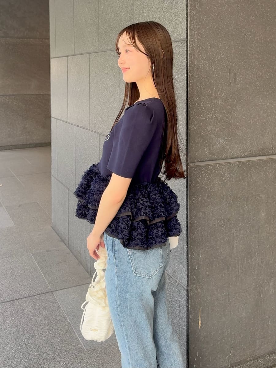 ブルー系のその他パンツ、ブルー系のニット/セーター、ホワイト系のパンプスを着用したレディースの春コーディネートの5枚目の写真