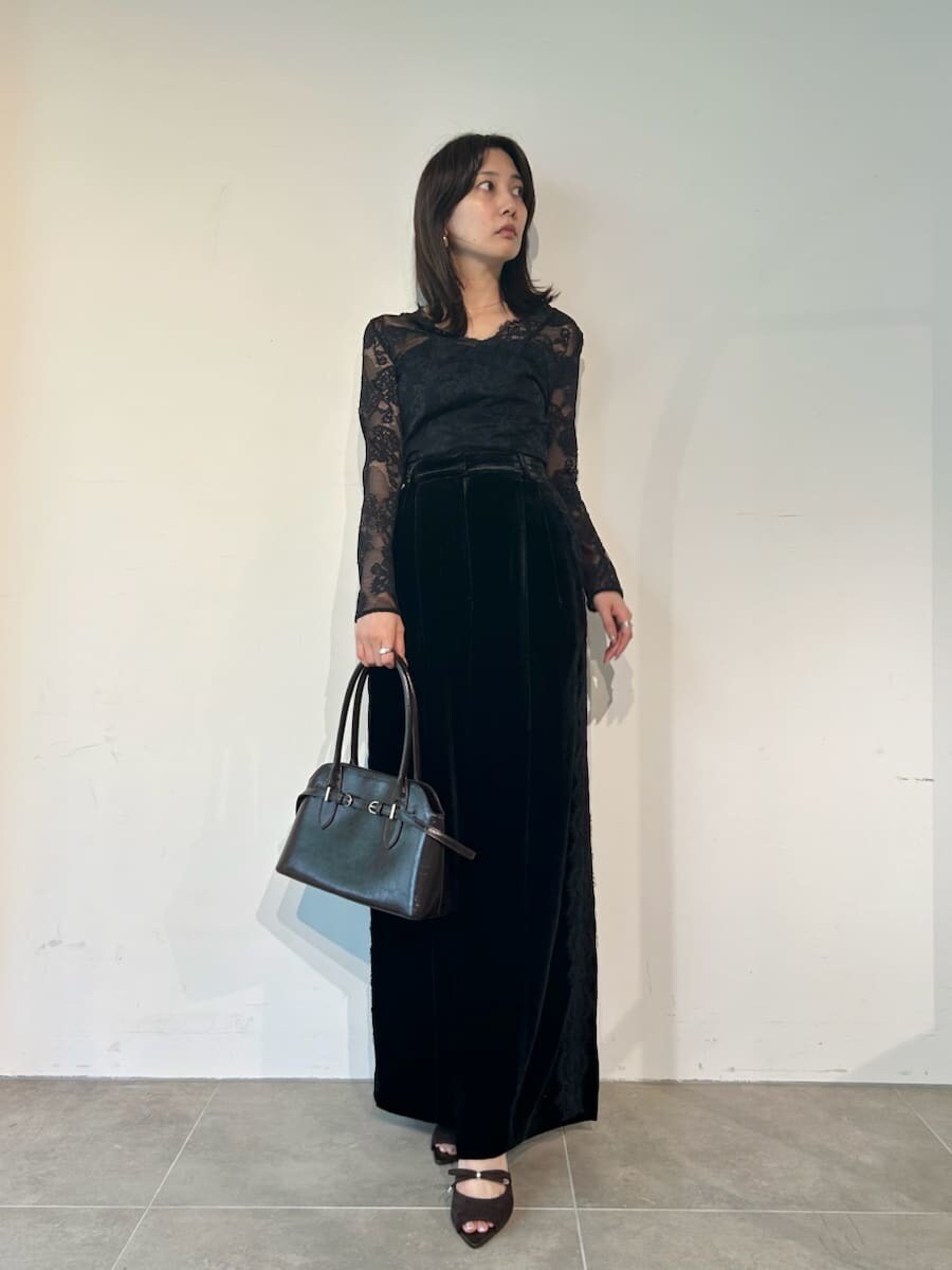 ブラック系のその他パンツ、ブラック系のTシャツ/カットソー、ブラウン系のサンダルを着用したレディースの秋コーディネートの2枚目の写真