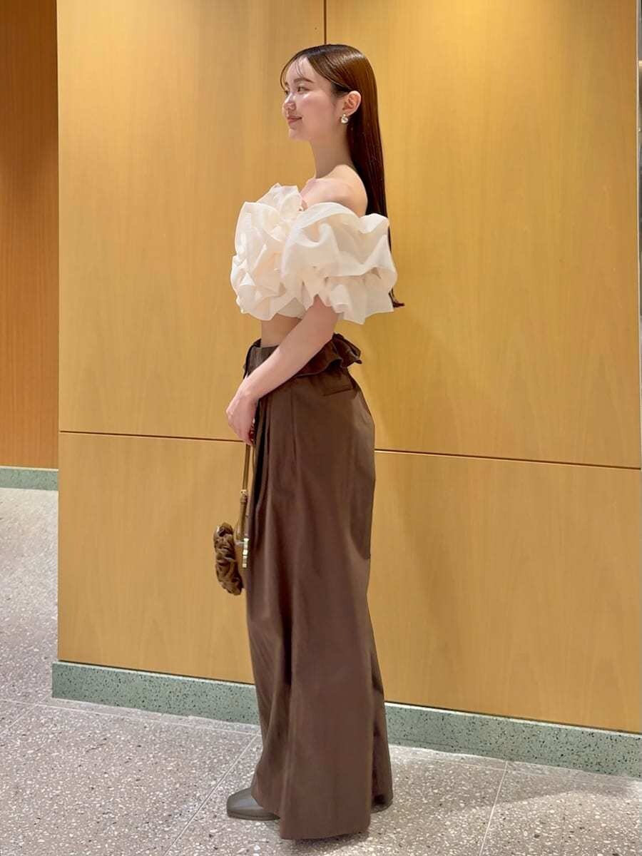 ブラウン系のその他パンツ、ホワイト系のシャツ/ブラウス、ブラウン系のハンドバッグを着用したレディースの冬コーディネートの3枚目の写真