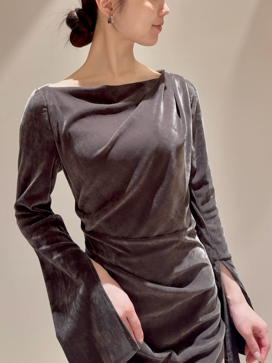 グレー系のワンピース、ブラック系のショルダーバッグを着用したレディースの秋コーディネートの6枚目の写真