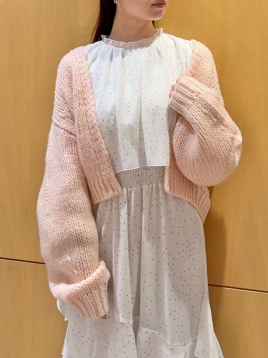 ブラック系のブーツ、ホワイト系のショルダーバッグ、その他のワンピースを着用したレディースの冬コーディネートの5枚目の写真