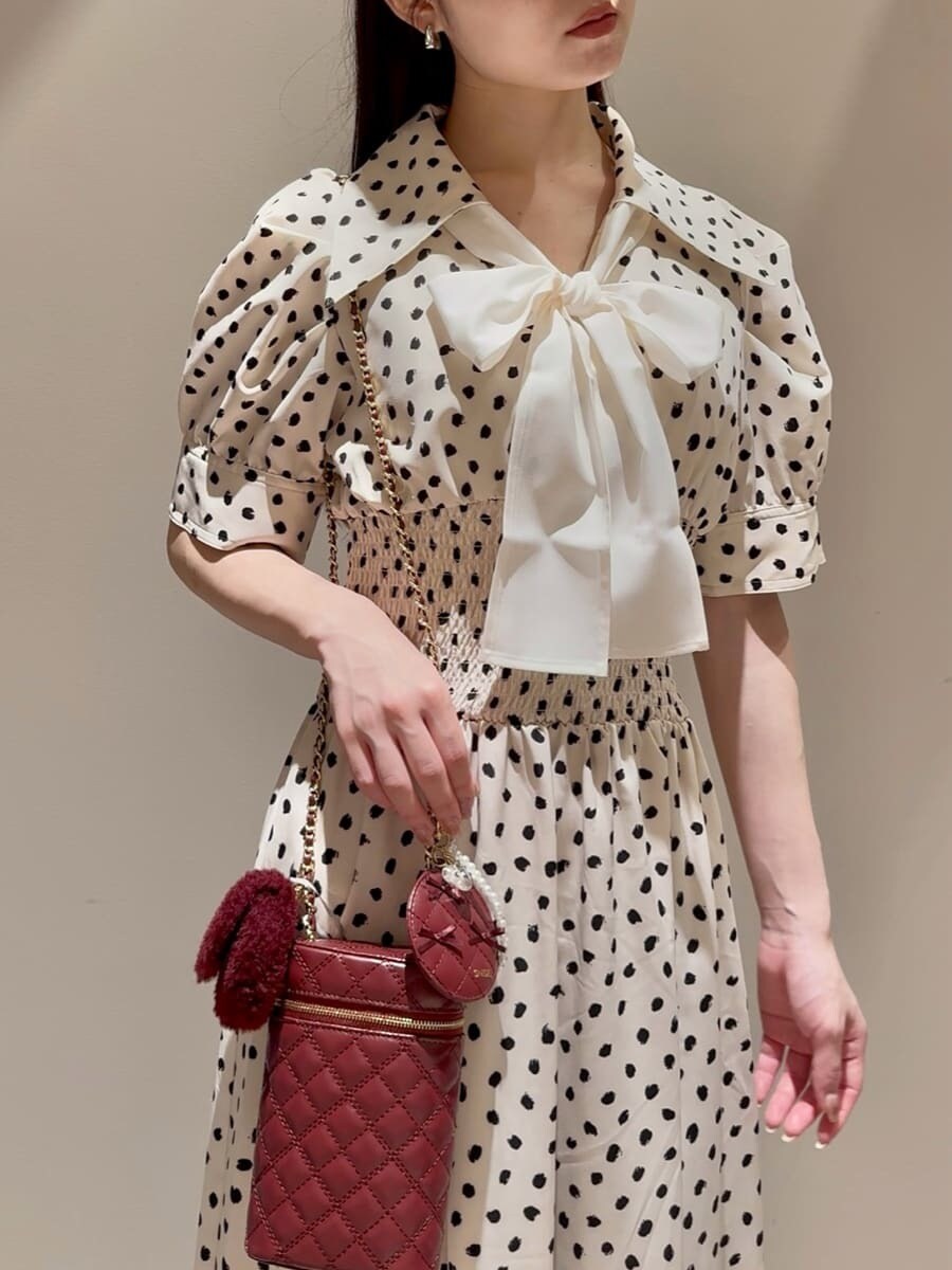 ホワイト系のワンピース、レッド系のショルダーバッグを着用したレディースの夏コーディネートの6枚目の写真