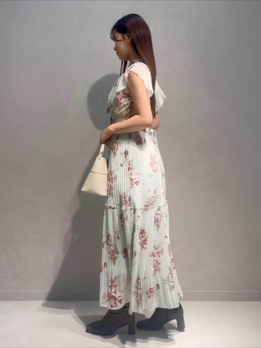 グリーン系のワンピース、ホワイト系のハンドバッグを着用したレディースの春コーディネートの3枚目の写真