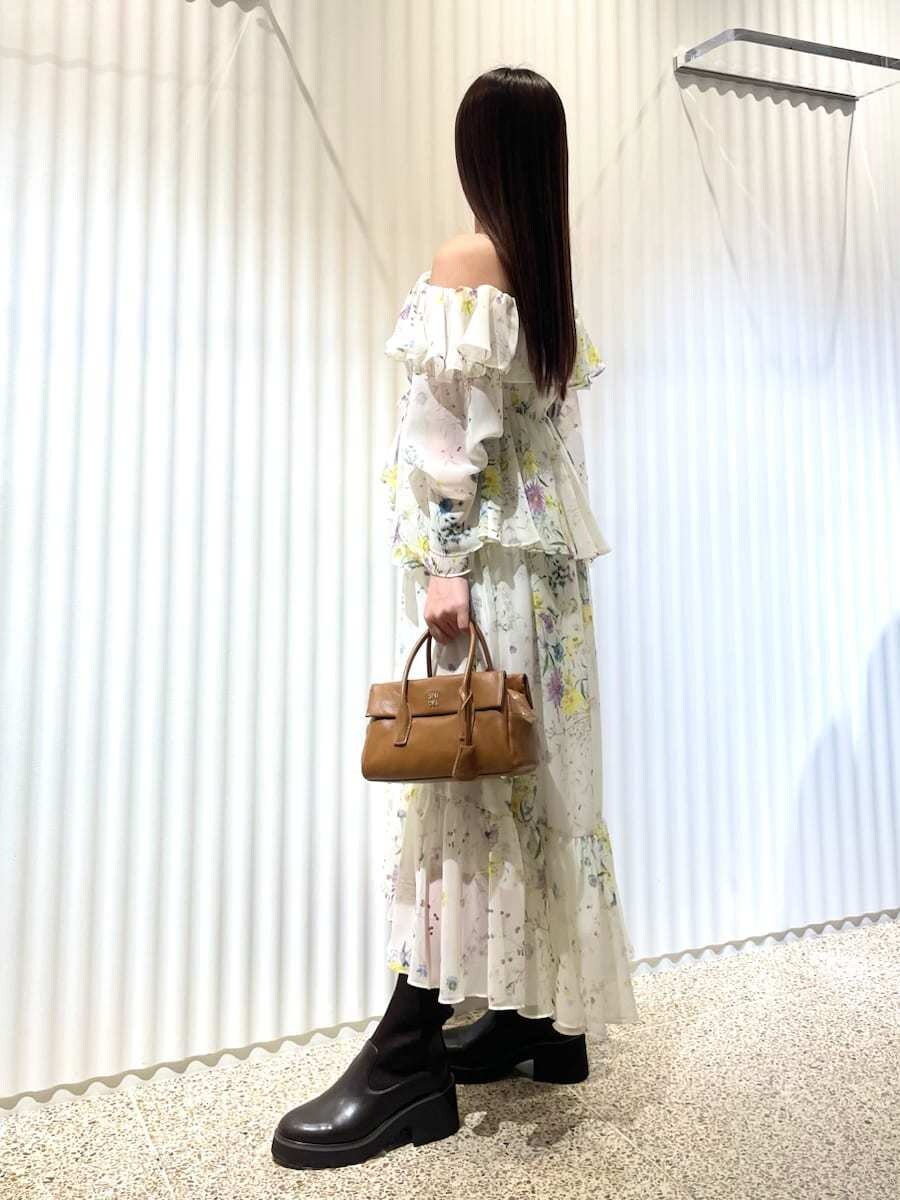 その他のワンピース、イエロー系のボストンバッグを着用したレディースの秋コーディネートの3枚目の写真