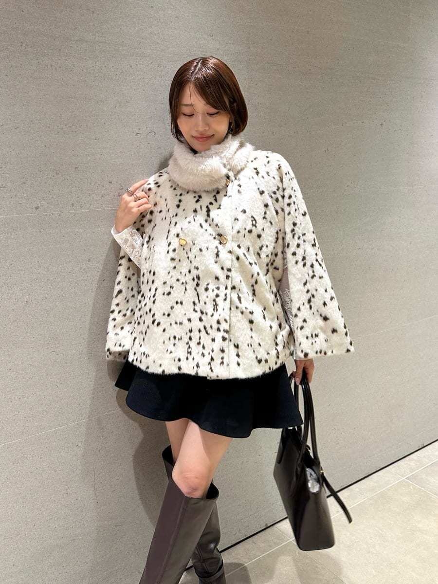 その他のチェスターコート、ブラック系のその他パンツ、ホワイト系のTシャツ/カットソーを着用したレディースの秋コーディネートの3枚目の写真