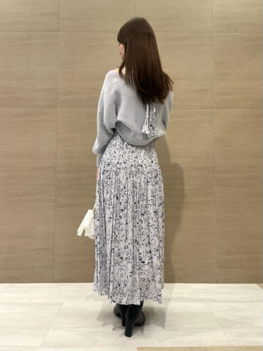 ブラック系のブーツ、ブルー系のワンピース、ブルー系のカーディガン/ボレロを着用したレディースの冬コーディネートの3枚目の写真