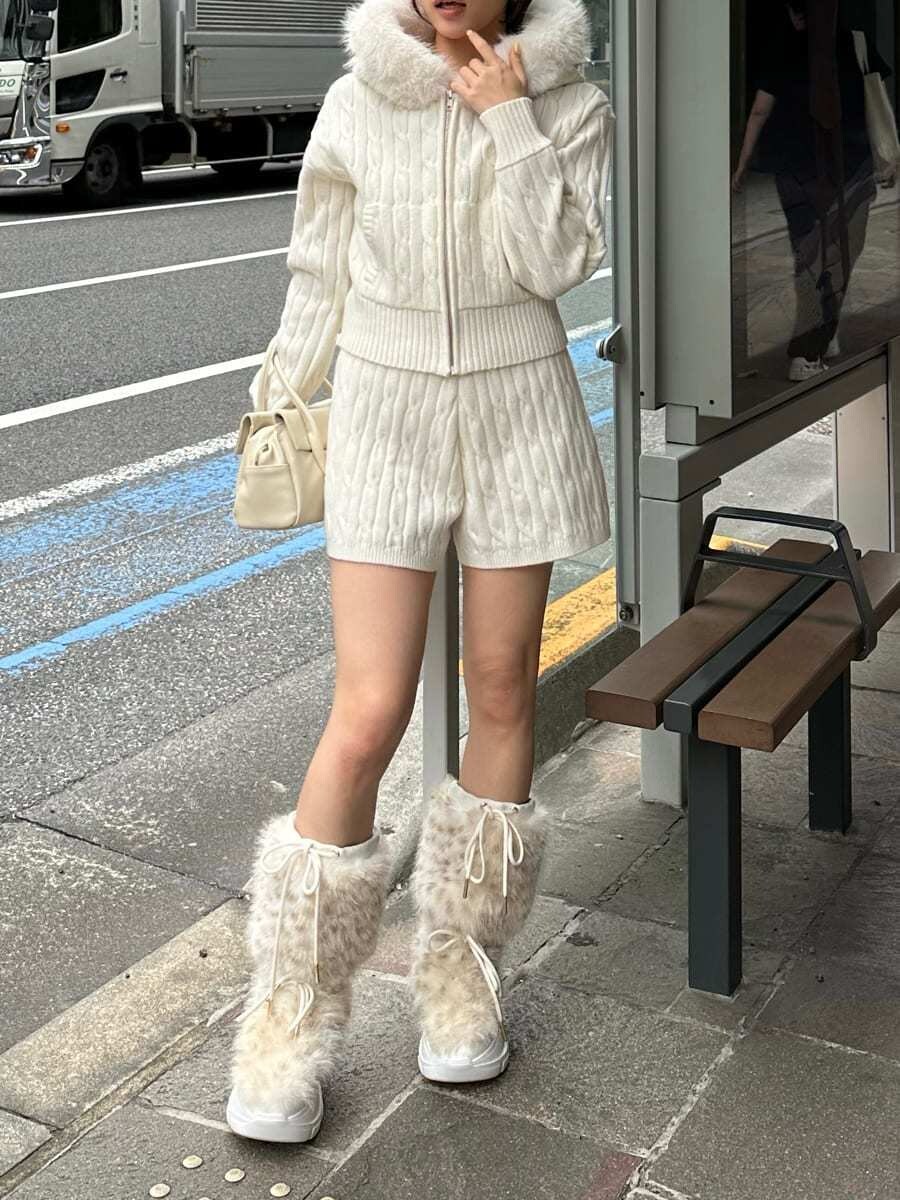 ホワイト系のボストンバッグ、ホワイト系のその他パンツ、ホワイト系のニット/セーターを着用したレディースの夏コーディネートの8枚目の写真