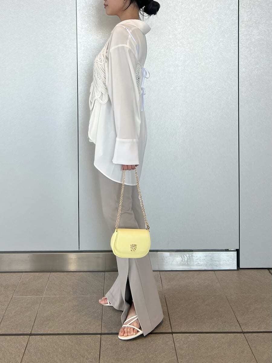 グリーン系のその他パンツ、イエロー系のショルダーバッグを着用したレディースの春コーディネートの2枚目の写真